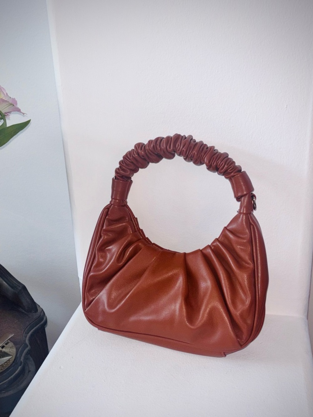 Cognac 🥃 Scrunch Handle Hand Bag